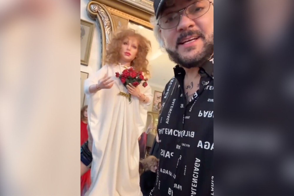 Kirkorov Alla Puqaçovanın kuklası ilə çəkilib